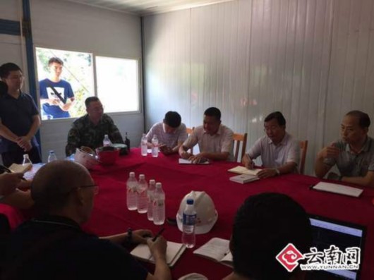 西双版纳一在建隧道坍塌致9人被困 已打通一个通风口