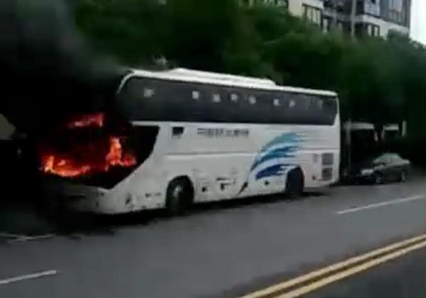 嘉定一路口发生大巴自燃事故