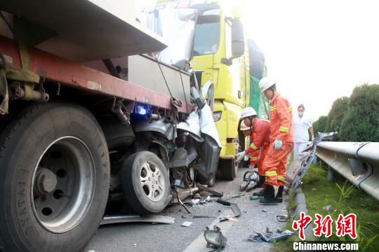 三车在高速路上连环追尾 面包车被挤扁致2死1伤