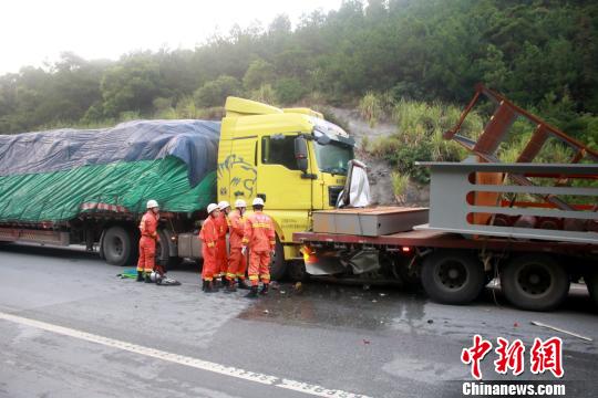 图为事故救援现场。　都春雷 摄