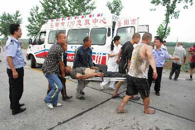 湖南岳阳两车相撞4人死亡多人受伤(组图)