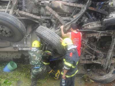 湖南岳阳两车相撞4人死亡多人受伤(组图)