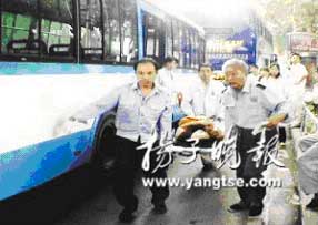南京两辆公交车相撞16人受伤(图)