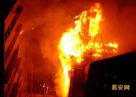 湖南衡阳电影院起火5层大厦被烧毁(组图)
