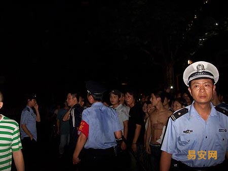 湖南衡阳电影院起火5层大厦被烧毁(组图)