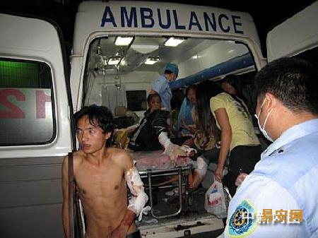 广西高速发生车祸3人死亡46人受伤(组图)