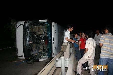 广西高速发生车祸3人死亡46人受伤(组图)