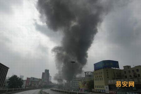 南京金桥市场突发大火100多间仓库烧毁(组图)