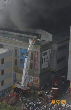 南京金桥市场突发大火100多间仓库烧毁(组图)