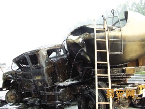 京沪高速20吨乙醇槽车追尾后爆炸起火(组图)