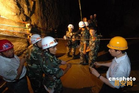 组图：湖北隧道透水事故搜救工作仍在进行