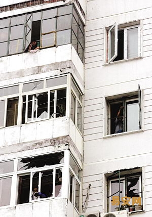路边热力管道爆裂90℃热水冲上八层楼(图)