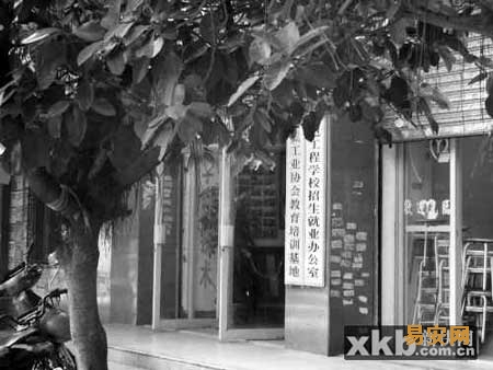 初三女生在流水线旁病倒11天后死亡