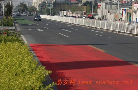 组图：北京彩色公交车道亮相