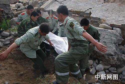 新疆和田工地围墙倒塌致两死两重伤(图)