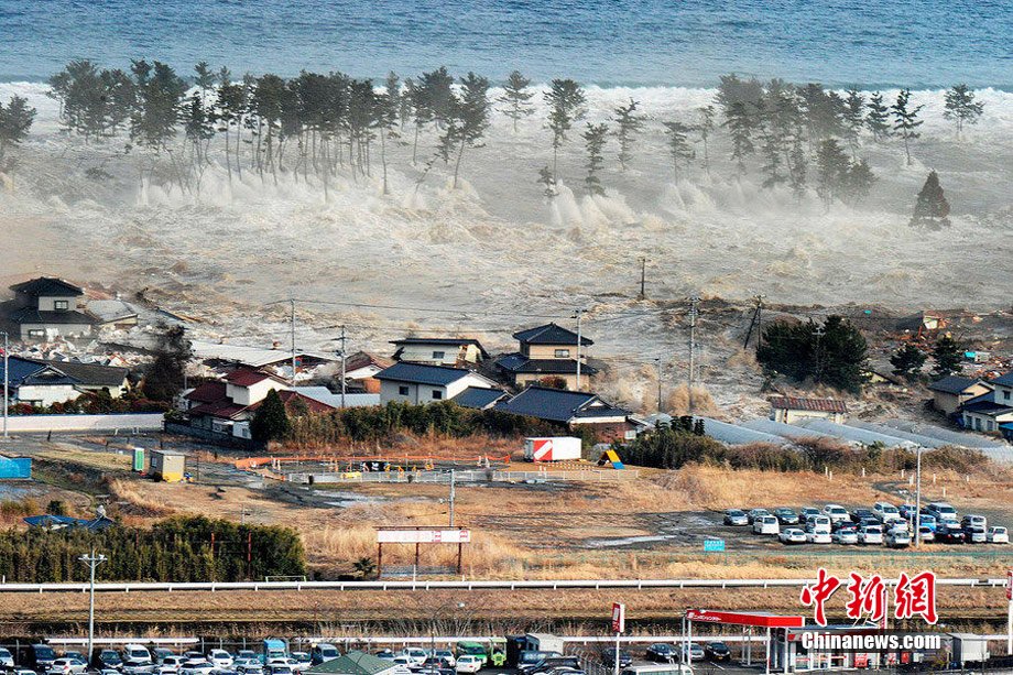 海啸吞噬陆地