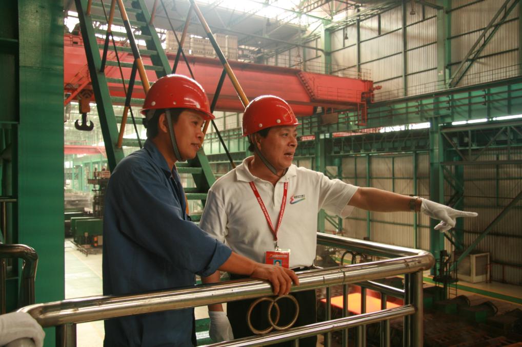 安全万里行采访团正在考察湘潭钢铁厂青年安全示范岗情况