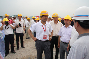 万里行采访团在江西瑞金采访坡下采石场安全生产情况