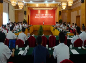 万里行采访团与衢州市政府座谈