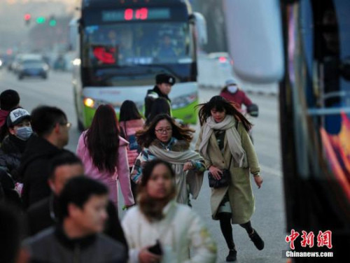 上班族“过劳”现象调查：自愿加班无记录 纳入工伤难