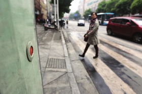 长沙街头设手控红绿灯 几乎没有过路行人使用