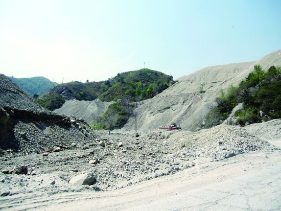 河北涞源矿砂封堵泄洪河道 去年7-21曾受洪灾