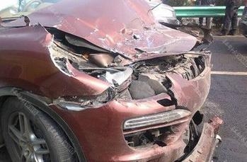下车查看追尾被撞:避让不及酿2死3伤悲剧 交警支招如何避免二次事故