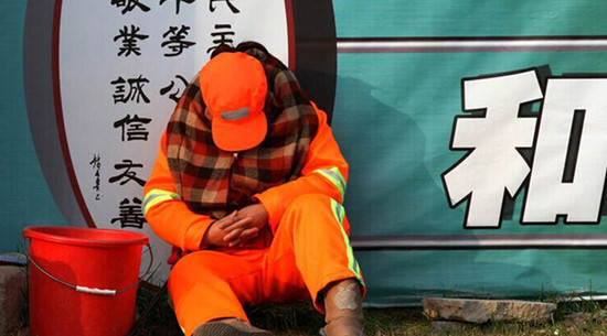 “尴尬”的中国式环卫工人