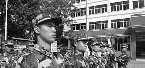 漳州市消防支队新兵连在借用扑克练军姿