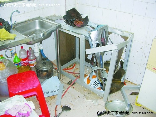 “高龄”高压锅煮粽子炸烂厨房