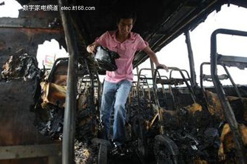 深圳冰箱爆炸轰倒3人 情况严重