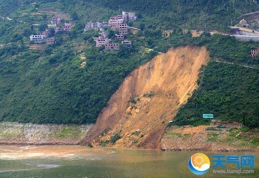 在下雨天气，在一些比较潮湿的山路是最容易发生山体滑坡