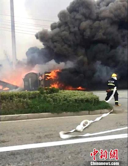 江苏镇江新区一辆槽罐车侧翻爆燃 致2人死亡