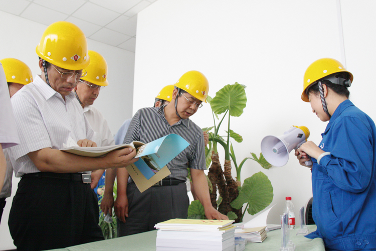 发挥参谋助手 桥梁纽带作用
