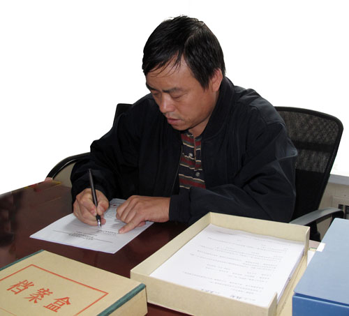 坚持两个重点开展执法
