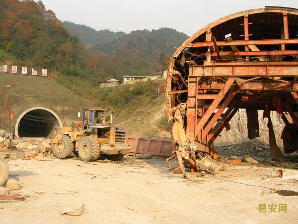矿区地裂 井架倾斜