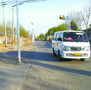 幼儿园校车核载11人实载26个孩子