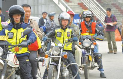 志愿救灾“摩的”师傅：你要给钱就请下车