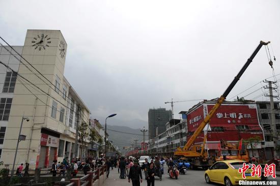 雅安地震：黄金救援最后时刻 请为生命让路