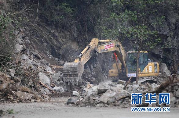 雅安地震宝兴灾区道路抢通纪实