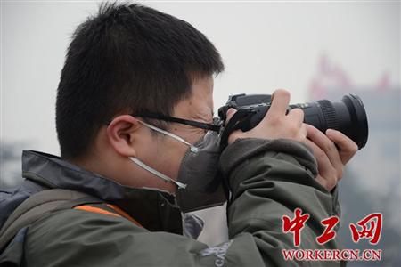 防霾口罩成媒体记者上会新装备