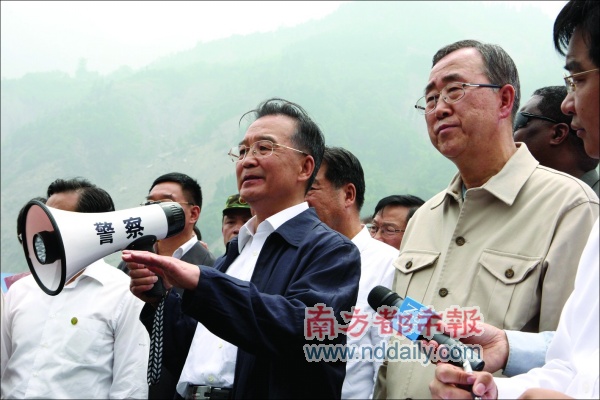 温家宝潘基文废墟上开记者会