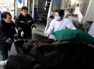 医护人员救治山西屯兰煤矿事故伤者