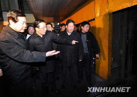 组图：安监总局局长骆琳赴山西煤矿事故现场