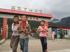 擂鼓中心小学放学的学生
