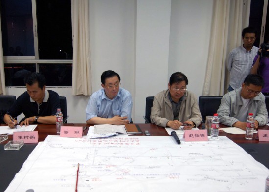 图文：赵铁锤在重庆松藻同华煤矿听取事故介绍