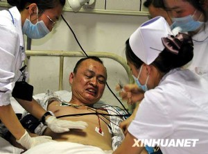 伤员接受救治
