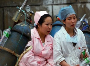 医护人员准备急救伤员