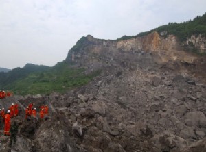 山体垮塌现场