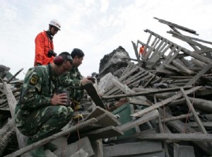 消防战士正在山体垮塌现场搜救